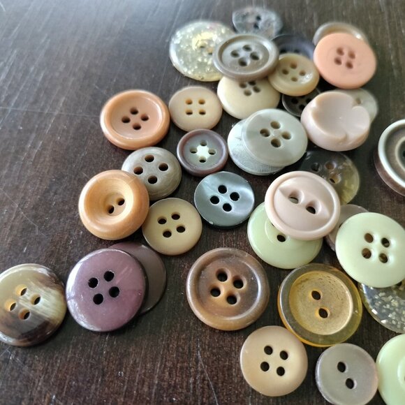 Vintage To Modern Button Lot Brown Tan Beige Plastic Celluloid Bakelite Round - Picture 6 of 7